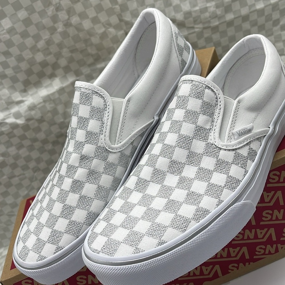 Vans WMNS Checkered Classic Slip-On Sneakers
Metallic True White
VN000CT5W00 - Picture 8 of 16